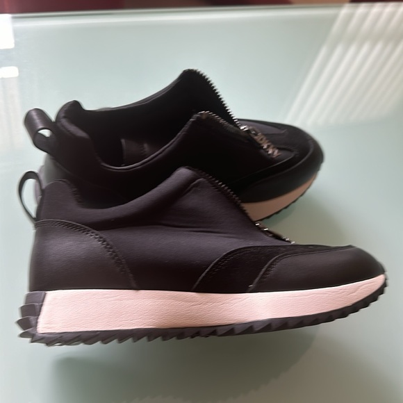 DKNY Black Sneakers Size 9 EXCELLENT Condition! - Picture 6 of 6